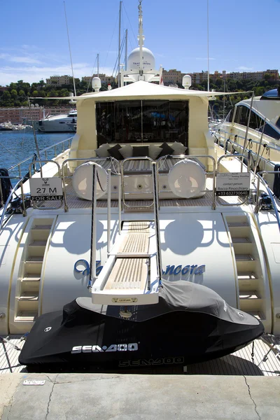 Luxusní jachty v přístavu monte carlo — Stock fotografie