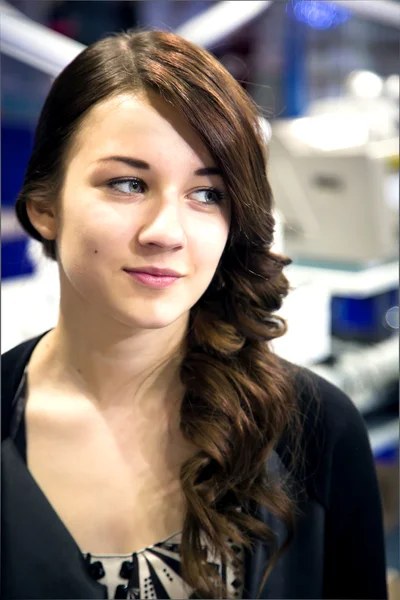 Retrato de chica hermosa con el pelo rizado — Foto de Stock