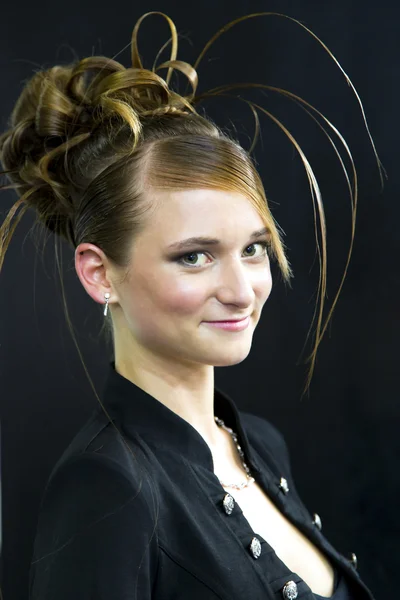 Belo cabelo-do de modelo em uma exposição — Fotografia de Stock