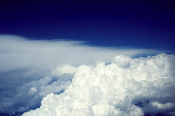 Опухшие облака с ярко выраженной атмосферой — стоковое фото