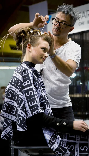 Maestro y modelo durante el enjuiciamiento del peinado —  Fotos de Stock