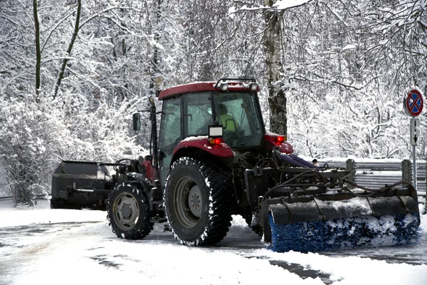 Snow cleaning tractor clears paths — Stock Photo, Image
