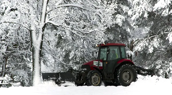 Tractor de limpieza de nieve despeja caminos —  Fotos de Stock