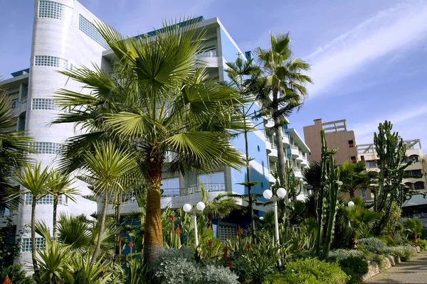 Moderno hotel con un maravilloso jardín en Casablanca — Foto de Stock