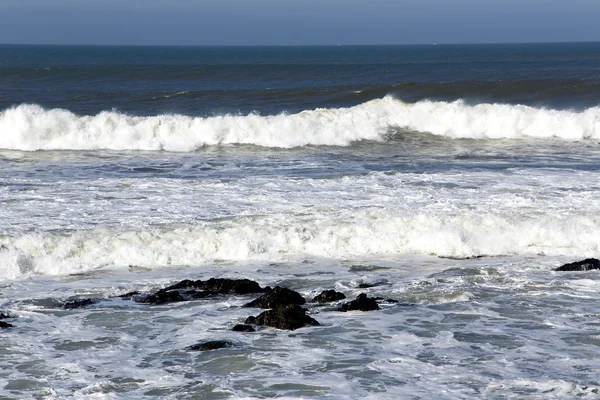 Valuri pe țărmul iernii Oceanul Atlantic — Fotografie, imagine de stoc