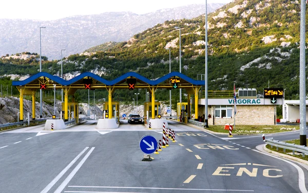 Puerta de peaje de autopista en la carretera croata — Foto de Stock