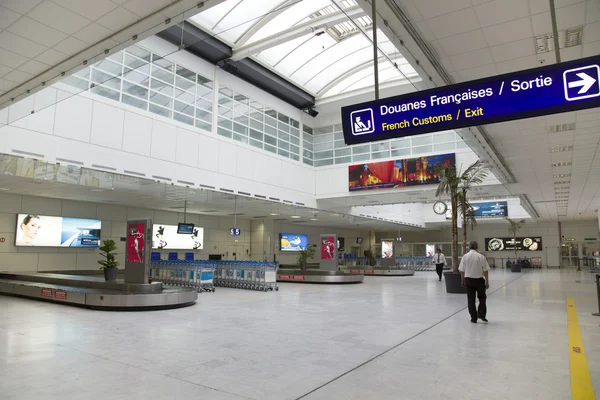 Interior del aeropuerto internacional moderno — Foto de Stock