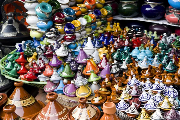 Vele gekleurde tajines te koop — Stockfoto