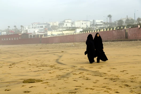 Duas mulheres árabes estão em um yashmak — Fotografia de Stock