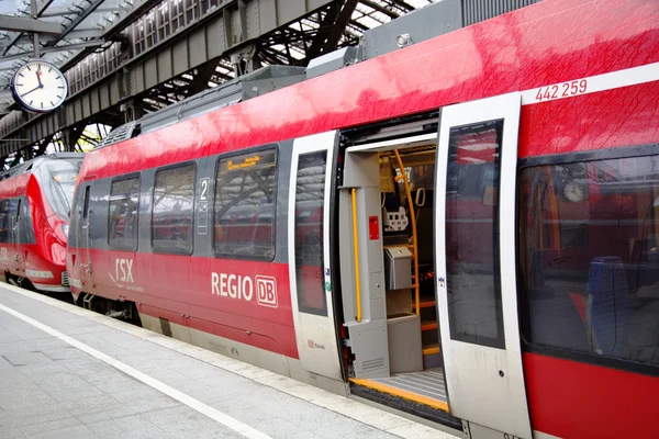 Rote Waggons eines Pendelzuges auf dem Bahnhof — Stockfoto