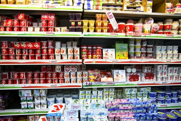 Prateleiras com alimentos no supermercado — Fotografia de Stock