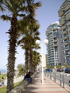 Deniz kıyısında ve mimari modern binalar bat-yam