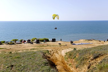 Planör pilot uçakta bir paraplan için hazırlar.