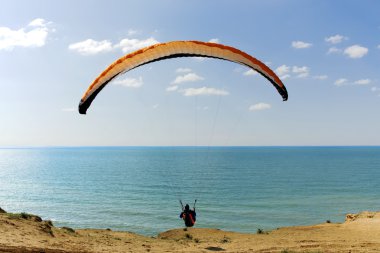 Akdeniz üzerinde uçan Yamaçparaşütü