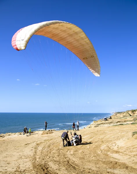 Der Segelflieger bereitet sich mit einem Paraplan auf den Flug vor — Stockfoto