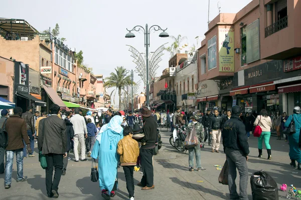 Nas ruas estreitas da antiga Medina em Marrakech — Fotografia de Stock