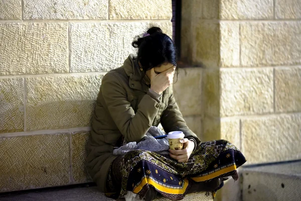 Woman meditates before Wall of Weeping — Stock Photo, Image