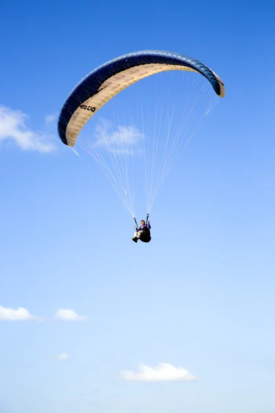 Paraglider vliegen boven mediterrane — Stockfoto