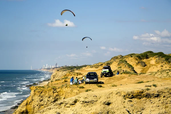 Parapentes volando sobre el Mediterráneo cerca de la costa de Arsuf — Foto de Stock