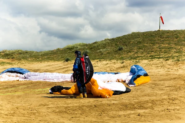 Der Segelflieger bereitet sich mit einem Paraplan auf den Flug vor — Stockfoto