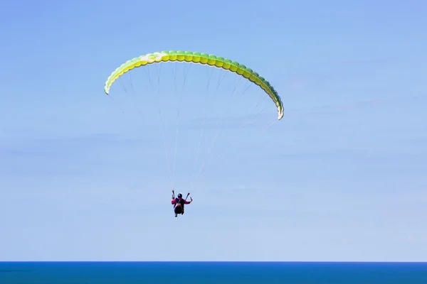 Gleitschirm fliegt über Mittelmeer — Stockfoto