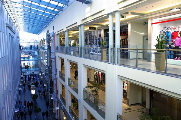 Interior del centro comercial en una galería de Riga —  Fotos de Stock