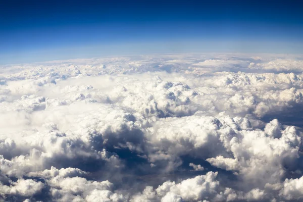 Blue sky and puffy clouds on height of 5000 m — Stock Photo, Image