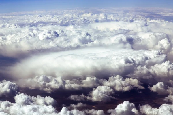 Langit biru dan awan mengembang pada ketinggian 5000 m — Stok Foto