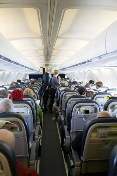 座席の乗客の飛行機のインテリア — ストック写真