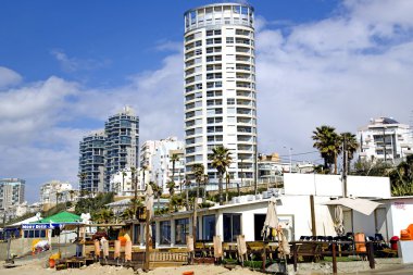 Deniz kıyısında ve yeni inşa edilmiş modern şehir bat-yam Panoraması
