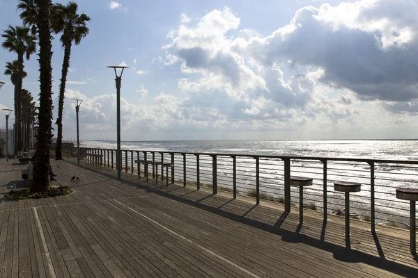 Bat Yam で木製の遊歩道 — ストック写真