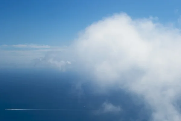 蓝色的天空, 在太平洋上的轻云 — 图库照片