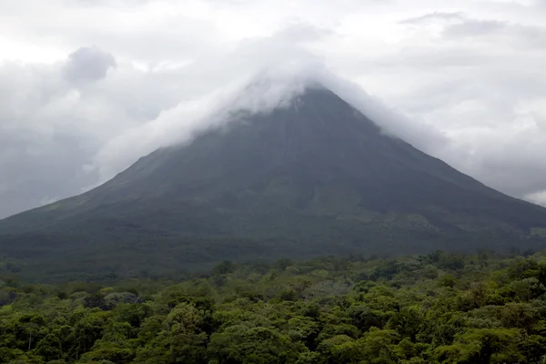 Arenal vulkan ist ein aktiver andesitischer stratovulkan costa rica — Stockfoto
