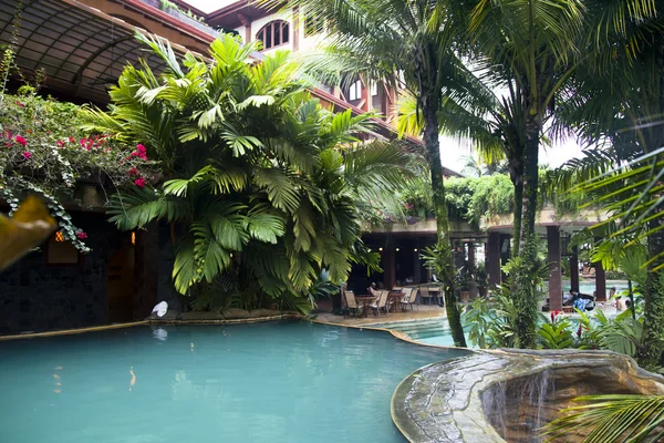 Плавательный бассейн возле бара в современном роскошном отеле — стоковое фото