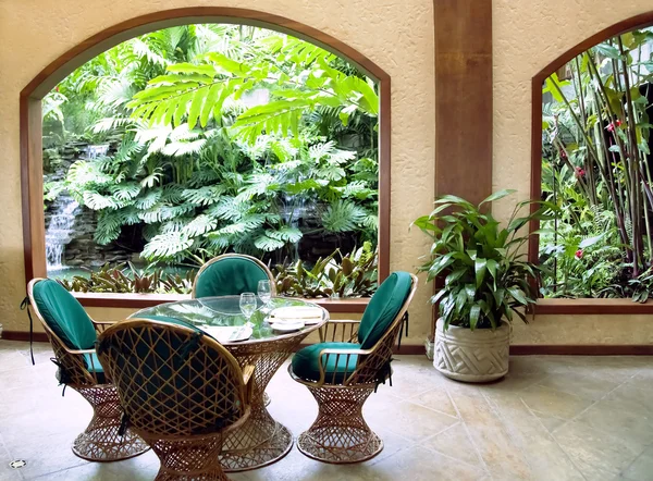 Restaurante en una veranda abierta en un moderno hotel de lujo — Foto de Stock