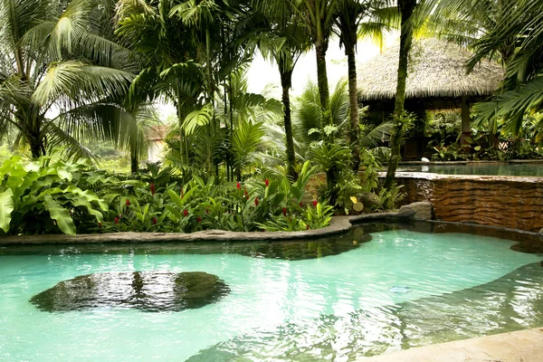 Piscina com água termal quente em um hotel The Springs Resort and Spa — Fotografia de Stock