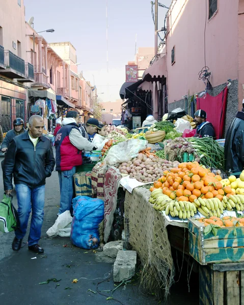 Nas ruas estreitas da antiga Medina em Marraquexe, Marrocos — Fotografia de Stock