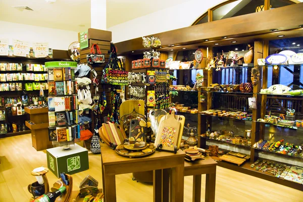 Färgglada traditionell butik handgjorda souvenirer — Stockfoto