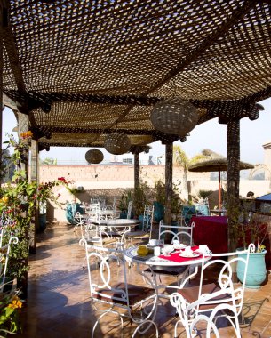 Riad bir açık veranda üzerinde Servis Kahvaltı