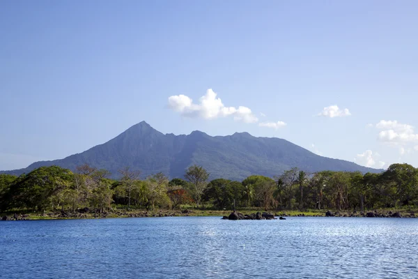 Nicaragua-tó a háttér egy aktív vulkán concepcion — Stock Fotó