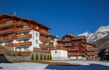 İsviçre 'nin büyüleyici Saas-Fee tatil beldesinde güneşli bir günde modern ahşap oteller