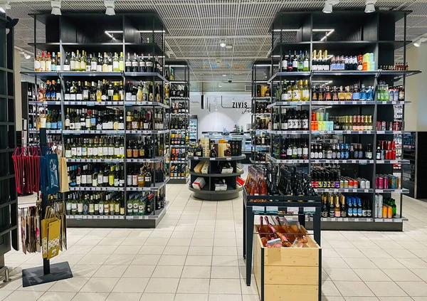 Letónia Riga Julho 2021 Prateleiras Com Marca Variedade Álcool Alta — Fotografia de Stock
