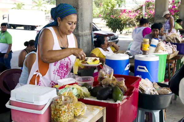 Hispánský žena prodává hotové jídlo — Stock fotografie