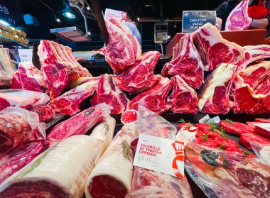 İspanya, BARCELONA, AĞUSTOS, 2021 - Çiftçi pazarında büyük miktarda taze biftek ve diğer et ürünleri. Akşam yemeği için bol yemek seçimi ve yüksek proteinli akşam yemeği konsepti..
