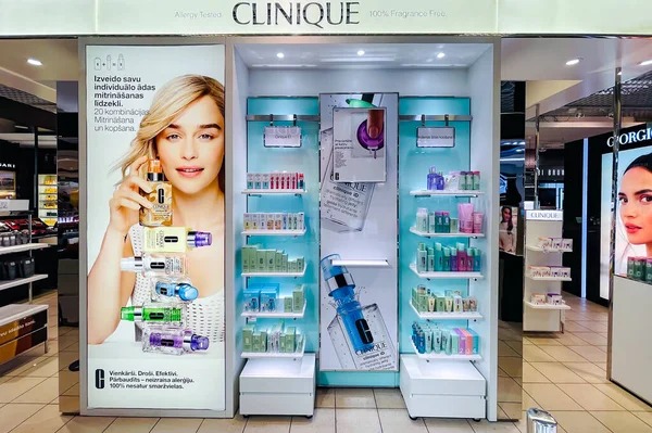 Łotwa Ryga Sierpień 2021 Półki Popularnymi Kosmetykami Klinicznymi Centrum Handlowym — Zdjęcie stockowe