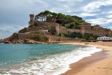 Tossa de Mar Kalesi veya Vila Vella Gran plajından görülebilir. Tossa de Mar, hâlâ eski yapıyı koruyan gözetleme kuleleri olan savunma duvarlarıyla çevrili bir ortaçağ binası kompleksi..