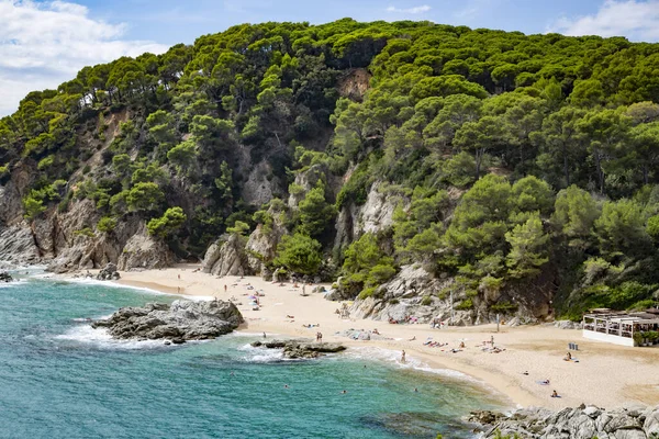 Hiszpania Katalonia Lloret Mar Wrzesień 2021 Ludzie Odpoczywają Plaży Boadella — Zdjęcie stockowe
