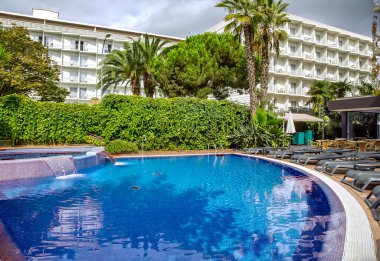 İspanya, Katalonya, Lloret de Mar, Eylül 2021 - Kosta Brava, Lloret de Mar 'daki Acapulco otelinin avlusunda temiz suyla açık yüzme havuzu