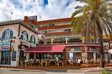 İspanya, Katalonya, Lloret de Mar, Eylül 2021 - İnsanlar Lloret de Mar tatil beldesindeki açık verandada akşam yemeği yiyor.