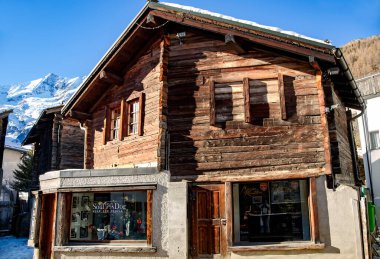 SWitzERLAND, SAAS-FE, 26 ARALIK 2015 - İsviçre 'nin büyüleyici Saas Fee tatil beldesinde zemin katında bir dükkânı olan tipik eski ahşap ev